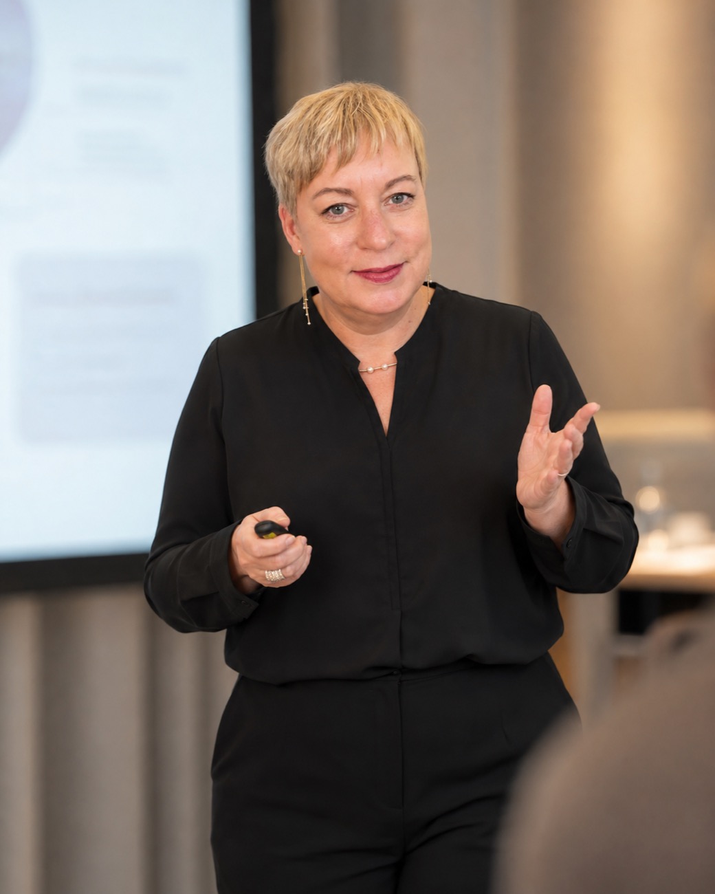 Manuela Ruppert mit Präsentationsfernbedienung